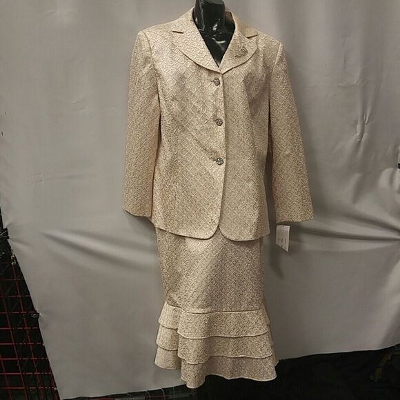 LYNDA'S OF NEW YORK TWO PIECE CHAMPAGNE SUIT. - Picture 1 of 8